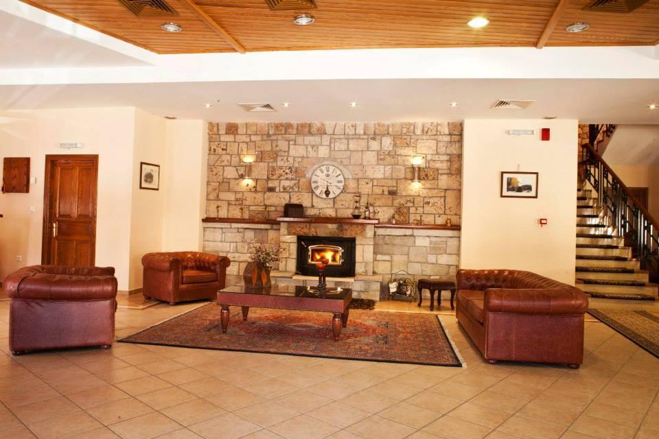 Hotel Kynaitha Калаврита Екстериор снимка